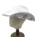 Gros plan d'un chapeau de cowboy blanc avec étoiles pailletées sur le bord en feutre - M(56-58cm) / Blanc
