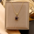 Détail du collier pendentif patte de chat plaqué or 18K avec zircon violet en forme de cœur - Chaîne à billes / Or + Violet