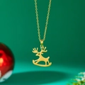 Collier avec pendentif renne doré en acier inoxydable sur fond vert festif - Renne / Doré
