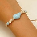 Dettaglio del bracciale oceano con conchiglia in ceramica e stella marina su corda - Blu Lago S386 (Braccialetto)
