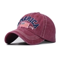 Dettaglio cappellino vintage in cotone lavato con bandiera americana ricamata e scritta 1776 - Regolabile / Borgogna