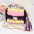 Detail van handgemaakte gehaakte crossbodytas met kleurrijk patchwork en grote kwastje - Geel Roze