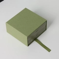 Scatola espositiva sospesa verde quadrata con nastro per conservare ed esporre gioielli - Doppio Strato Verde Giungla / 9*9*4cm