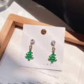 Dettaglio di orecchini ad albero di Natale in smalto verde con cristalli su carta gioielli - Albero di Natale A