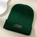 Berretto in maglia verde scuro con ricamo creativo LOVER sul bordo risvoltato - Taglia unica / Verde Scuro