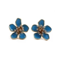 Eleganti orecchini a fiore placcati in oro con smalto blu e brillanti dettagli in cristallo - Blu