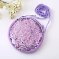 Détail du sac à bandoulière en paillettes violettes avec bordure en fausse fourrure - Violet
