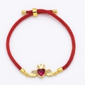 Bracelet tressé rouge avec cœur à ailes dorées, couronne et pierre précieuse - Rouge / Corde Tressée Main