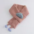 Rosa gestrickter Kleinkinderschal mit blauem Wolkenaufnäher und weichen Quastenanhängern - Rosa