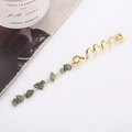 Goldener Haarspiralen-Schmuck mit grünem Naturstein-Anhänger auf weißem Grund - Langer Stil / Dunkelgrün Lang