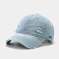 Dettaglio ravvicinato del berretto in denim con ricamo 1999 verde e bordi effetto strappato - Regolabile / Ricamo Verde (1999)