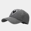 Détail de l'écusson cœur brodé et de la texture délavée vintage sur la casquette grise - Réglable / Gris