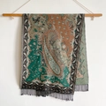 Ethno-Schal mit Paisley-Muster in Grün und Braun mit schwarzen Quasten auf Holzstab - 200*65cm / Grün (BXS-585)