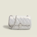 Vista detallada del elegante bolso cruzado acolchado blanco con cierre de giro metálico. - Blanco
