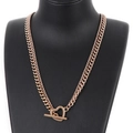 Collar de doble cadena en oro rosa con cierre OT de corazón en un modelo de cuello negro - Oro rosa