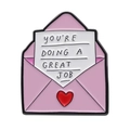 Broche en émail rose forme enveloppe avec citation You Are Doing A Great Job et cœur - Enveloppe Rose-YOU'RE DOING A GREAT JOB