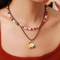Dettaglio della collana natalizia con ciondolo Babbo Natale e perline colorate - D1228 Ciondolo Babbo Natale a Doppio Strato