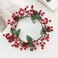 Ghirlanda natalizia artificiale con bacche rosse e foglie di pino su sfondo bianco - Ghirlanda di bacche rosse