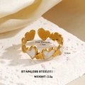 Bague ouverte dorée en acier inoxydable avec cœurs en émail blanc et diamètre de 1,7 cm - Style de Nacre Blanche à Coeurs Alignés (1274)
