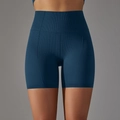 Gros plan détaillé d'un short de yoga sans couture bleu foncé avec maille nid d'abeille - Bleu Marine
