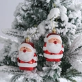 Par de colgantes de Papá Noel con purpurina roja y blanca en un árbol de Navidad nevado - Papá Noel con Barba / 2 Piezas/Juego