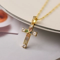 Primo piano della collana con ciondolo a croce placcata oro 18K e zirconi colorati - Arcobaleno