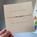 Pulsera de la amistad minimalista de cordón marrón oscuro con cuentas de colores - Tarjeta Feliz Microcuentas Coloridas Cordón Marrón Oscuro