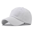 Dettaglio del cappellino in cotone lavato bianco con tesa consumata e ricamo della bandiera - Cotone Lavato Bianco