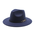 Détail d'un chapeau fedora en laine bleu marine avec ruban noir et chaîne dorée chic - M (56-58cm) / Bleu marine