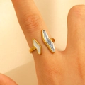 Détail d'une bague ajustable dorée avec émail crème et incrustation pailletée argent - Style Bague Ouverte à Contraste Abstrait (12076)