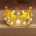 Vista macro della mini corona dorata con perle e cristalli, diametro 6,5 cm e peso 30 g - Bambini Retro Ovale Perla Corona Oro