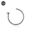 Makro-Detail von silbernem C-förmigem G23 Titan Nasenring mit flacher Scheibe und Politur - C-Form / 0.8x8mm