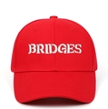 Cappellino da baseball rosso con ricamo BRIDGES bianco e occhielli traspiranti - Regolabile / Rosso