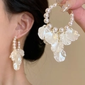 Primer plano de pendientes de aro de perlas blancas con borlas de pétalos irisados - Estilo de Pétalo Iridiscente con Aro de Perlas Artificiales (10#) / Oro Blanco