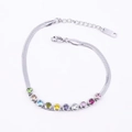 Vista dettagliata del bracciale a catena serpente argentata con gemme multicolore vivaci - Argento