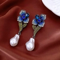 Dettaglio degli orecchini vintage con strass blu e pendente a forma di perla - Argento-Blu-Verde (Ago S925)