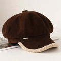 Berretto newsboy in camoscio marrone scuro con bordo in sherpa bianco e logo in metallo - M (56-58cm) / caffè