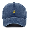 Dettaglio del ricamo Bitcoin giallo su un cappellino da baseball vintage blu lavato - Blu navy