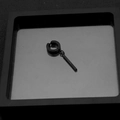 Dettaglio macro dell'orecchino a clip in acciaio inossidabile nero opaco con barra lunga - Clip Barra (Senza Buco) / Nero