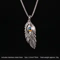 Collana piuma gotica con ciondolo occhio blu su una catena in acciaio inossidabile - Piuma Malocchio Colorato