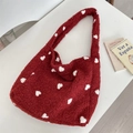 Dettaglio della borsa tote rossa in peluche con motivo a cuore e consistenza soffice - Cuore Rosso