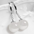 Gros plan de boucles d'oreilles tulipe en argent avec pierres œil de chat et zircons - Plaqué Argent Zircone Blanche