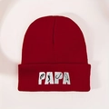 Detailaufnahme der PAPA-Stickerei mit Angelmotiven auf roter Strickmütze für Herren - Burgunderrot
