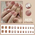 Kerstthema kunstnagelset met 24 stuks voorzien van sterren en kleurverloop - A830 Lijm Stijl (Karamel/Kerstpatroon)