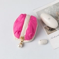 Housse d'écouteurs en coton matelassé rose avec fermeture éclair perle sur fond gris - Rose rouge