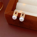 Dettaglio di orecchini placcati oro con zirconi e perle bianche in scatola di velluto - Oro (Placcato oro vero con perno in argento)