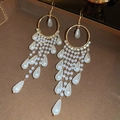 Eleganti orecchini a cerchio dorati con lunghe nappe di perle bianche e pendenti - Stile Nappa Bianca con Perno in Argento / Bianco