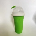 Grüner Slushy-Becher aus Silikon mit Wellenstruktur und transparentem Domdeckel - Mit Strohhalm Löffel / Grün (Dünne Ausführung)
