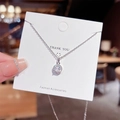 Elegante Halskette aus silbernem Titanstahl mit einem funkelnden runden Zirkonia - Runder Strass-Stil (X074) / Silber