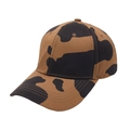 Dettaglio delle cuciture sulla visiera curva di un cappello da baseball con stampa mucca - caffè